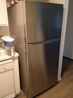 Insignia 30 in. wide 18 Cu. Ft. Top-Freezer Refrigerator-Stainless steel
