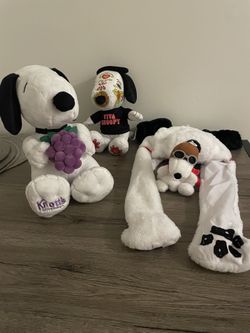 3 brand new snopy plushies from knotts and 1 brand new snopy hat