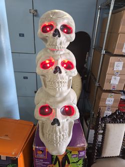 Triple Skull Stack with Red Light Eyes and Sound