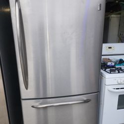 GE TOP REFRIGERATOR  / BOTTOM FREEZER  AWESOME 2