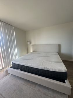 King Bed Frame + Mattress – Modern Upholstered, Excellent Condition