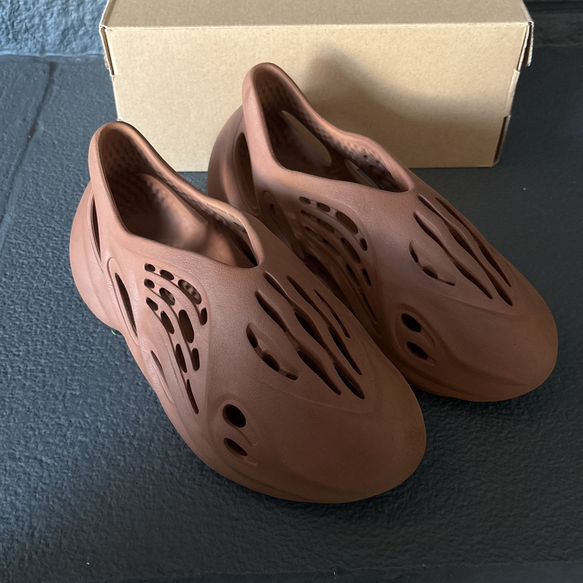Yeezy clay red foam runners size 9 Yeezy Foam Runner Clay Red Size 9 main image 3