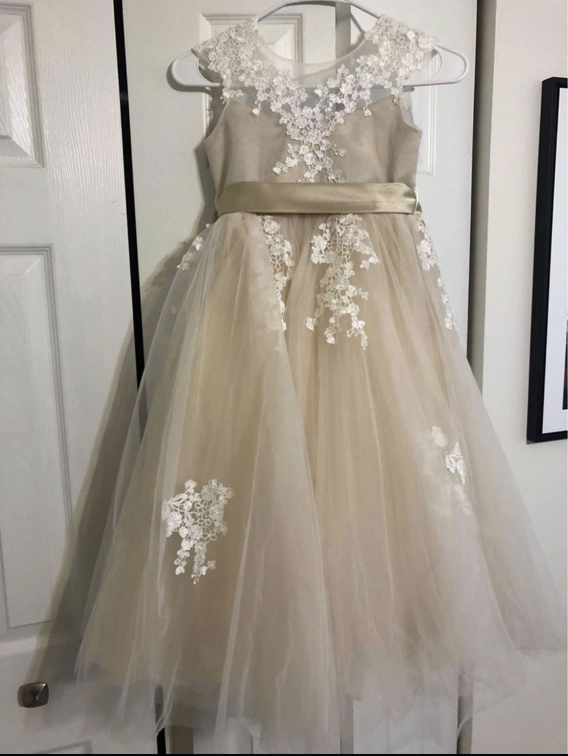 Size 6/7 Girls Flower Dress.