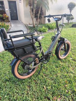 Velotric Gomad electric cargo bike, with complete passenger package. Nfc security. Only 30 miles. Still under warranty.