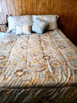Queen Size Comforter W/ Pillow Shams & Decorative Pillows