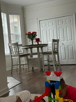 Beautiful Dining Table – $300