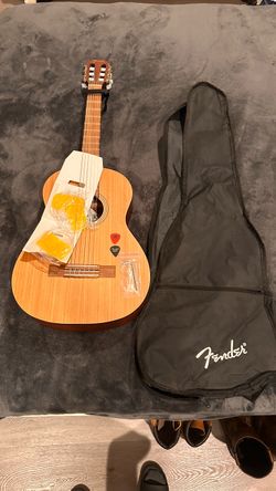🎸 Fender Classical Guitar + Gig Bag — Like New