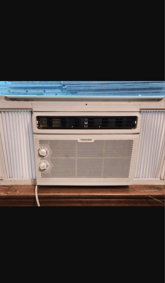 AIR CONDITIONER TOSHIBA WINDOW AC UNIT 5000BTU