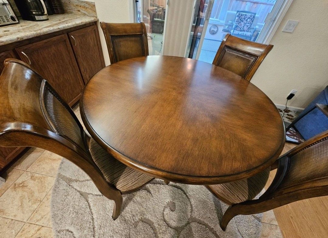 π Elegant Round Dining Table with 4 Chairs