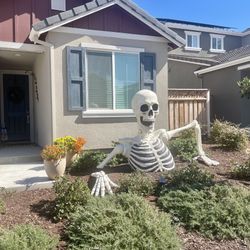 Giant Ground Breaking Skeleton (HALLOWEEN LOVERS)
