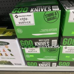 600 White Plastic Knives