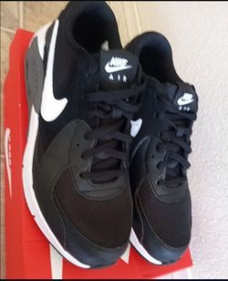 Nikes air Size 5y medio son nuevos