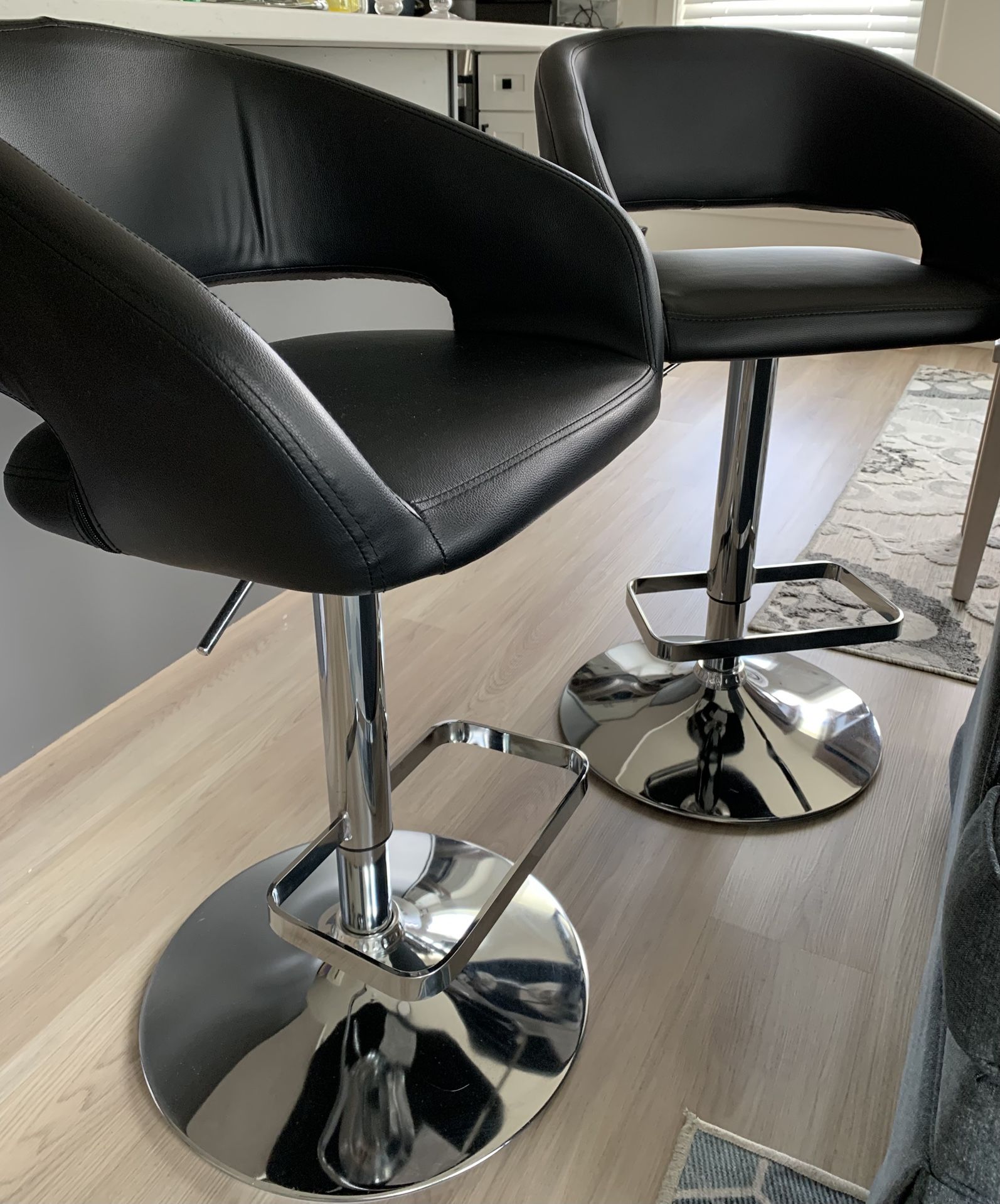 Adjustable Height Cushioned Bar Stool