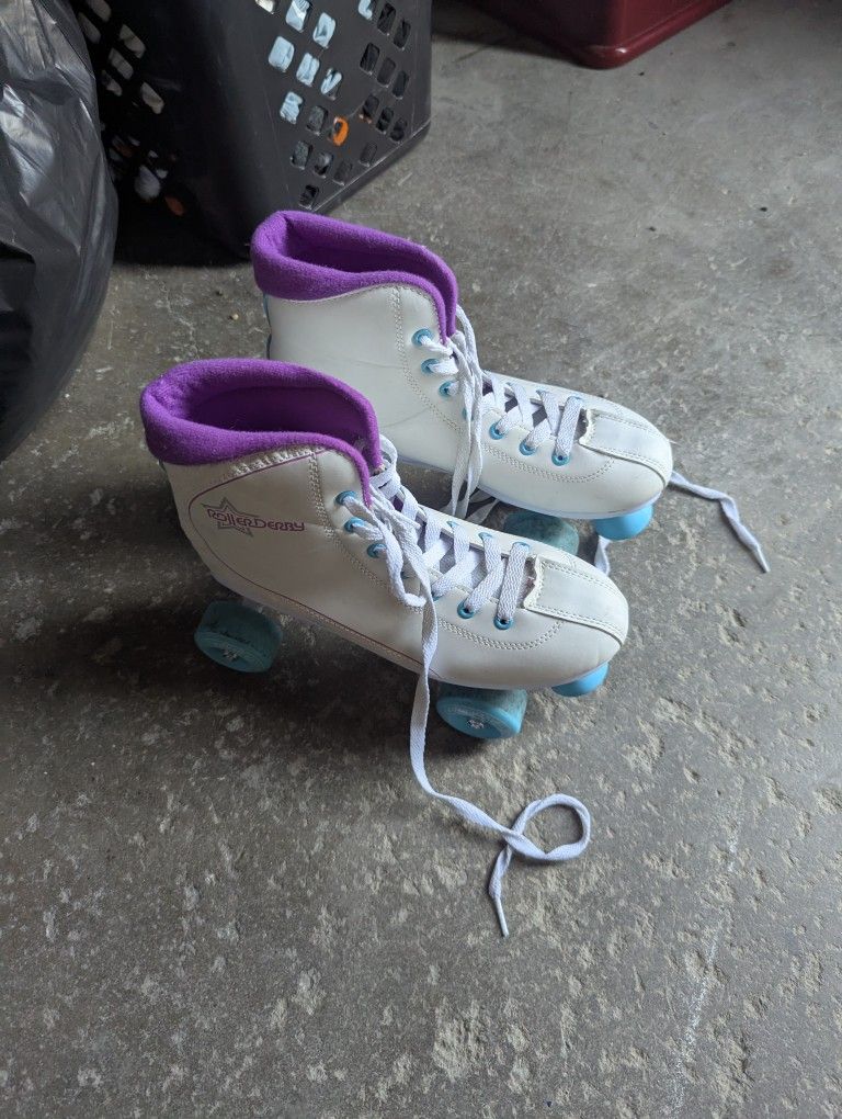 WOMENS ROLLER DERBY QUAD SKATES 