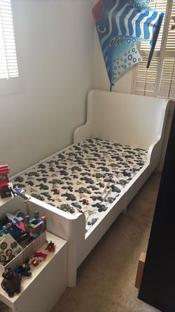 IKEA expandable twin bed frame white