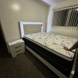 Queen Bed Platform Bed W/ Built-In LED Lights / Mattress Included. 💢  Cama Queen Size Con Luz Led / Colchon Incluido 