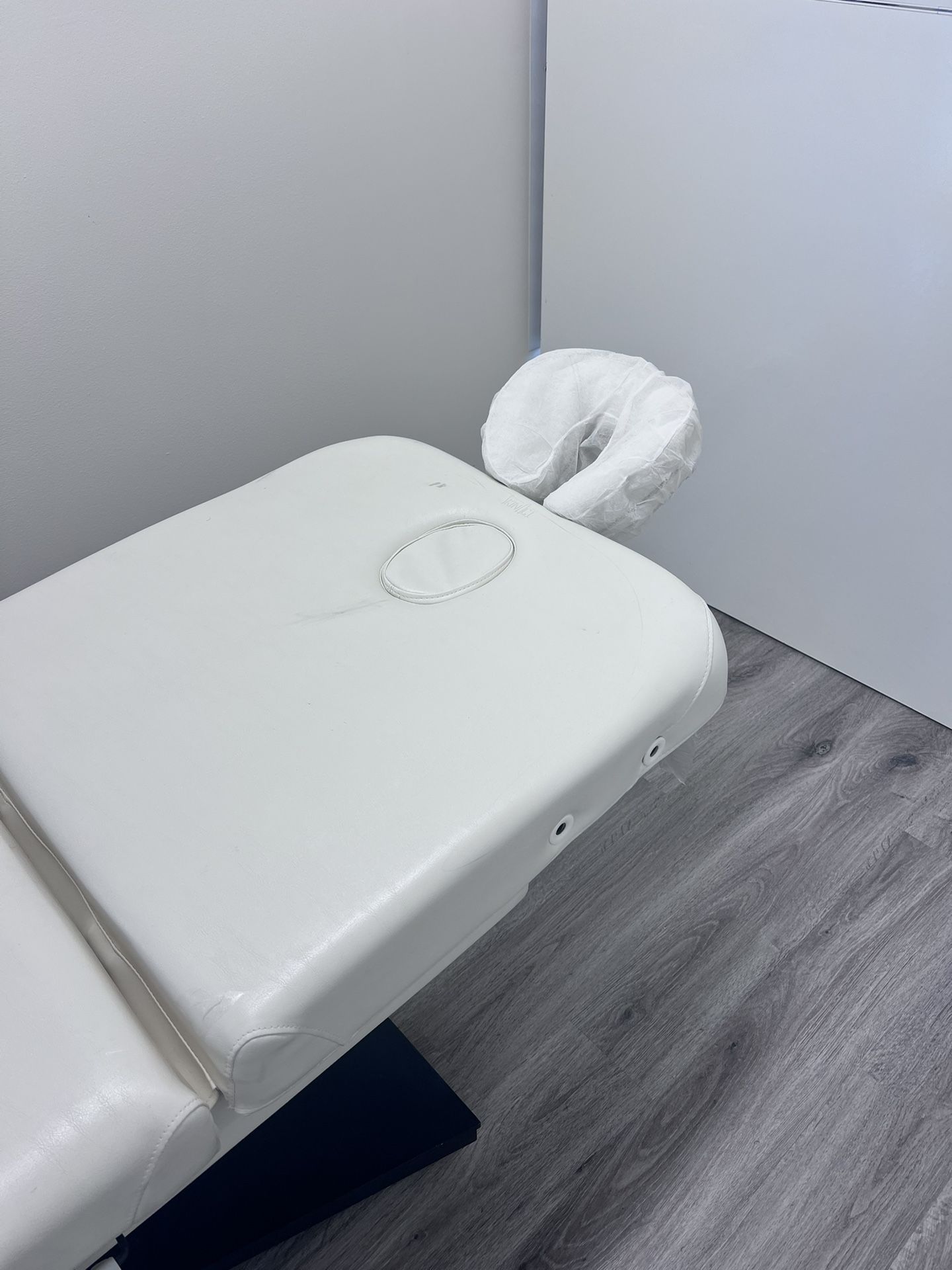 SKINACT Milo 3.0 Motor Electric Massage & Facial Bed/Table Cream top and Black Base