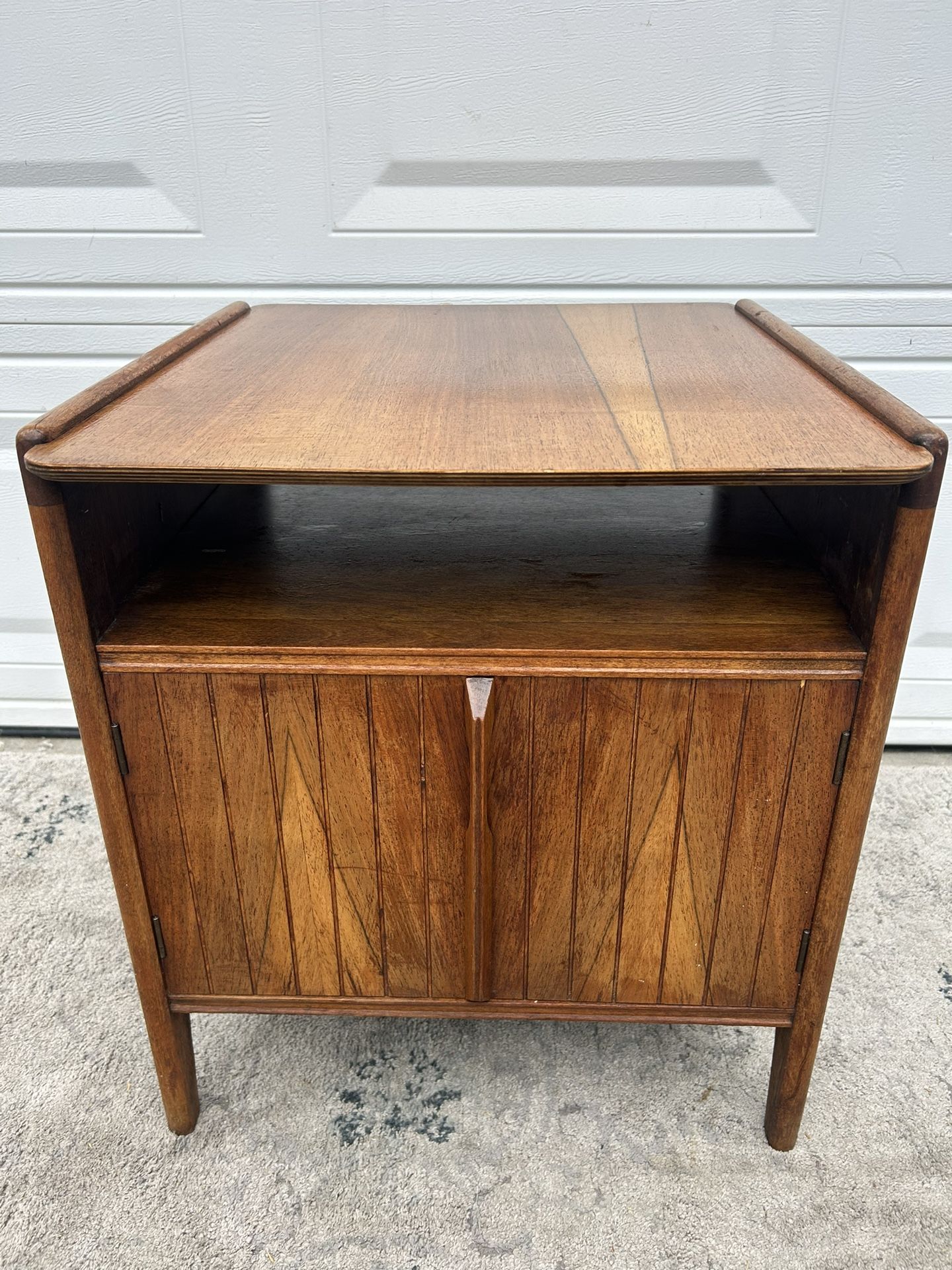 Art Deco Mid Century End Table/Side Table/Nightstand
