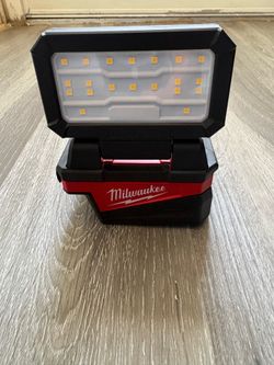 Milwaukee M-18 1000 Lumens Rover Compact Folding light/ USB Charging