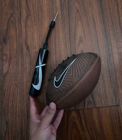 Nike Mini Football & Ball Pump