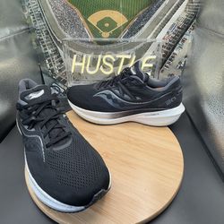 Saucony Triumph 20 Black/White Running Shoes Men’s Sz 12.5 (Wide)