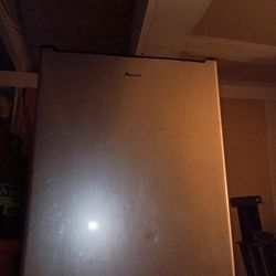 A little mini refrigerator very good condition need to sell it