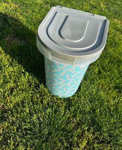 Pet food dispenser