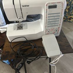 Brother computerized sewing machine Cp2160W hardly used and comes with attachments and carrying bag