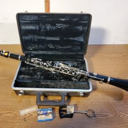 Selmer Bundy Clarinet Resonite  Kit W/case. 