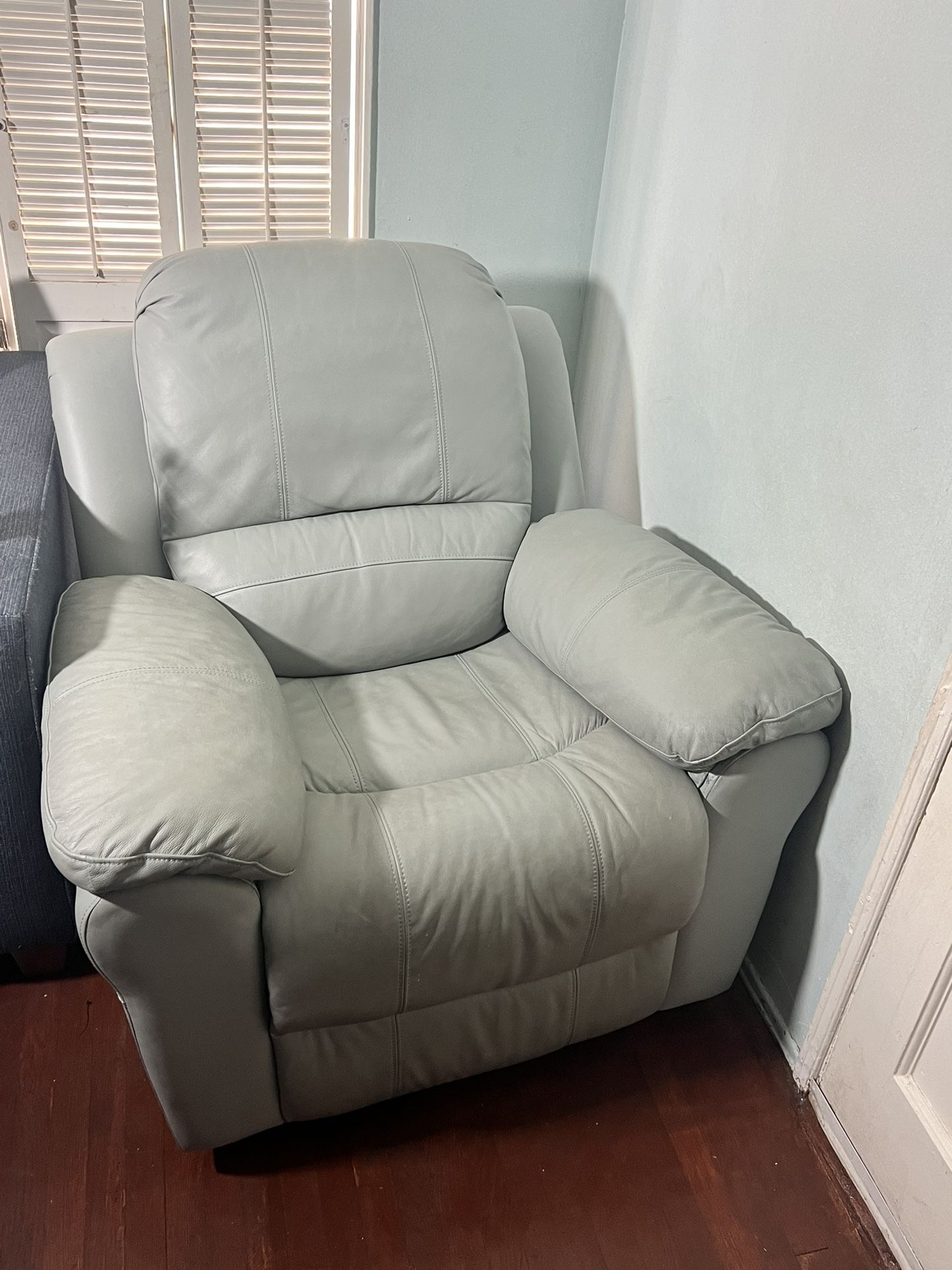 Recliner/ Rocker