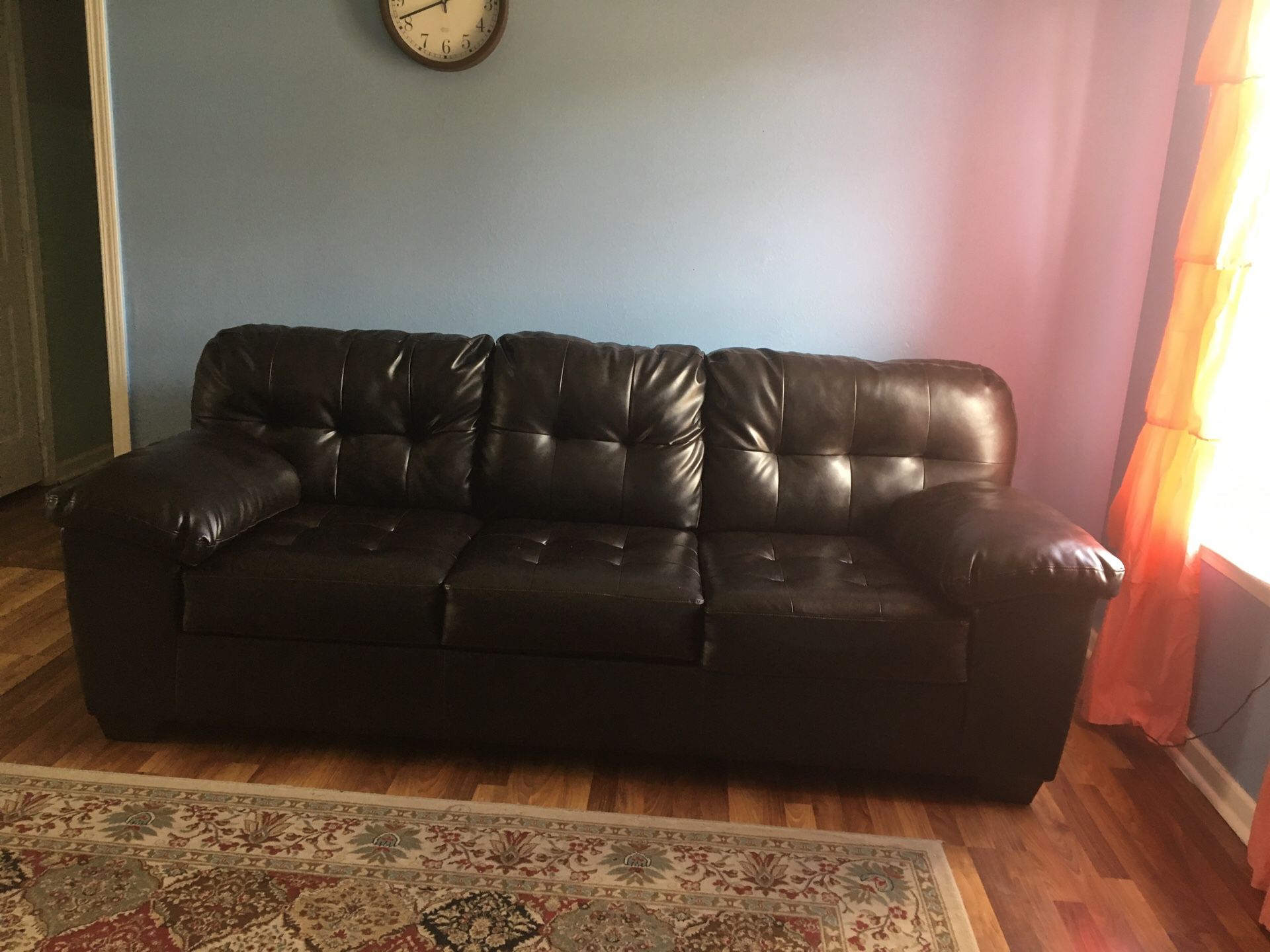 Leather sofa very good look like new, La Vergne TN