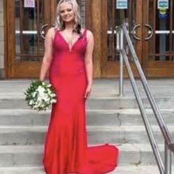 Sherri Hill red beautiful dress only worn for 2 hrs at most still in new condition size 2