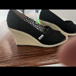 New Toms womens size 6.5 black peep toe wedge slip on shoe 