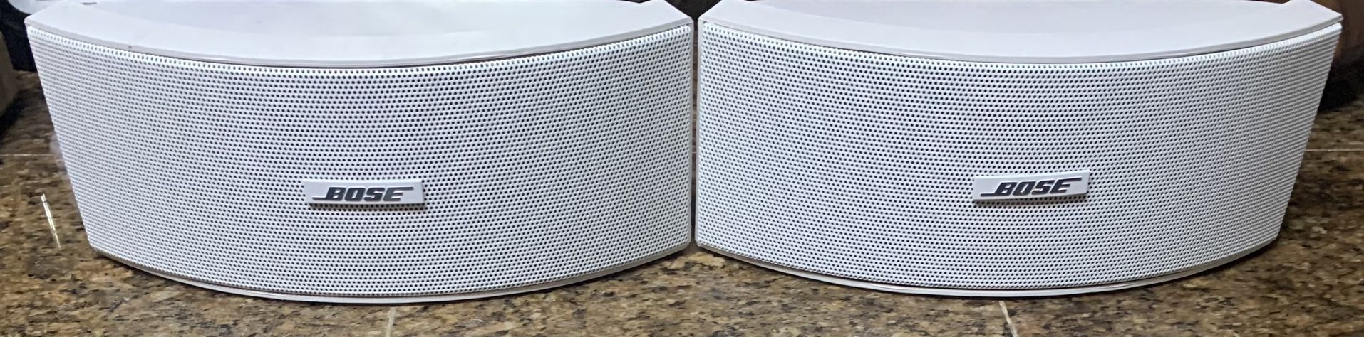 2 Bose 151 SE Outdoor Speakers White w/ Mounting Brackets