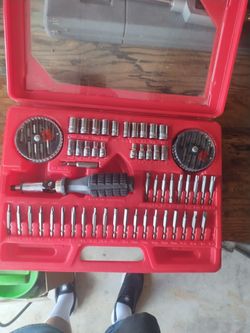 Ratcheting Screwdriver and Socket Bit Set