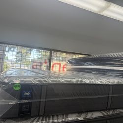 QUEEN SIZE SEALY POSTUREPEDIC PLUS MATTRESS & BOX SPRING BED SET