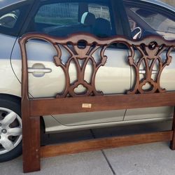 Beautiful vintage carved mahogany Henredon full size headboard. 45” h x 60” w