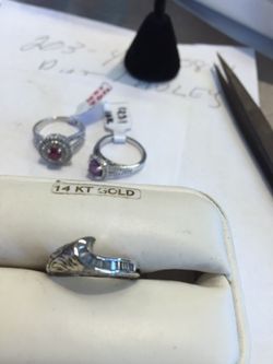 14 Kt gold diamond baguet ring