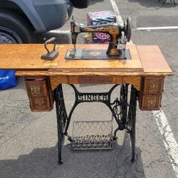 SINGER SEWING MACHI E. No 27..