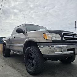 WORK TRUCK, WORK TRUCK 
2000 Toyota Tundra 4x4
automatic no mechanical or electrical issues 
AC very cold 
good tires 
SCRATHES HERE AND THERE BUT IS 