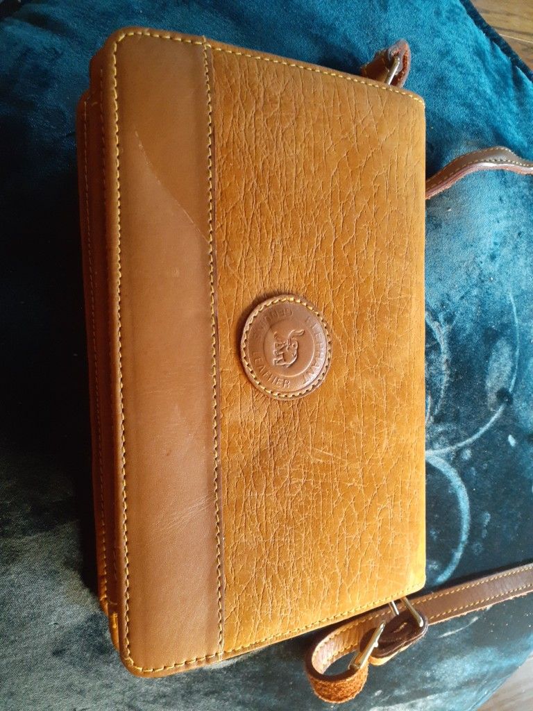 GORGEOUS Elephant Cognac Genuine Leather 6"x10" Crossbody Messenger Bag.
