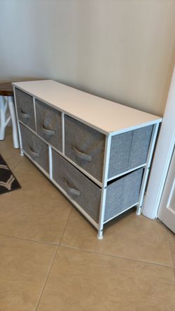 Storage cabinet with bins
