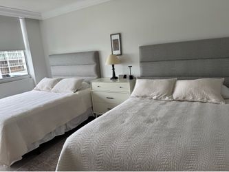 2 queen beds.