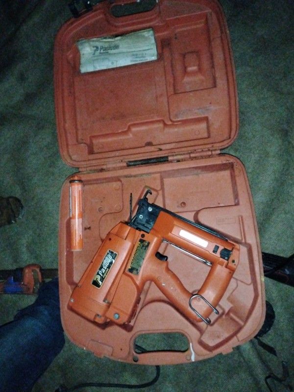 CO2 Nail Gun And Case .Works