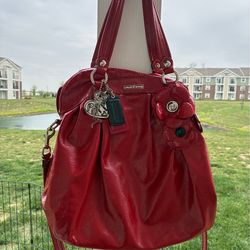 🎒Red Coach Poppy Limited Edition "Valentine" patent leather tote💜❤️ Comes with body strap and all these charms!