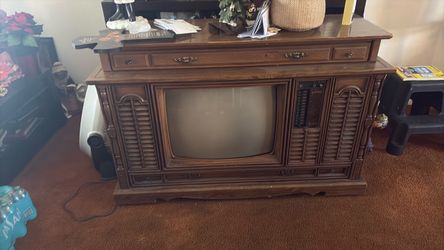 Free vintage tv console (tv not working)