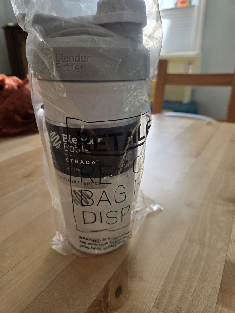 Brand New 24 Oz Insulated Blender Bottle