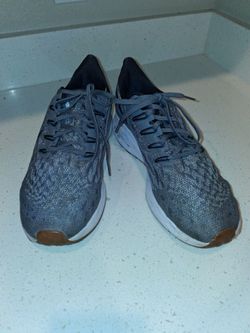 Tennis shoes