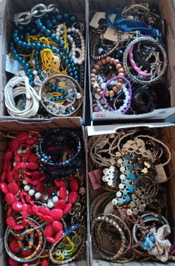 1lb box of jewelry