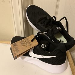 Nike Women’s Tanjun Shoes In Black,size 9 1/2